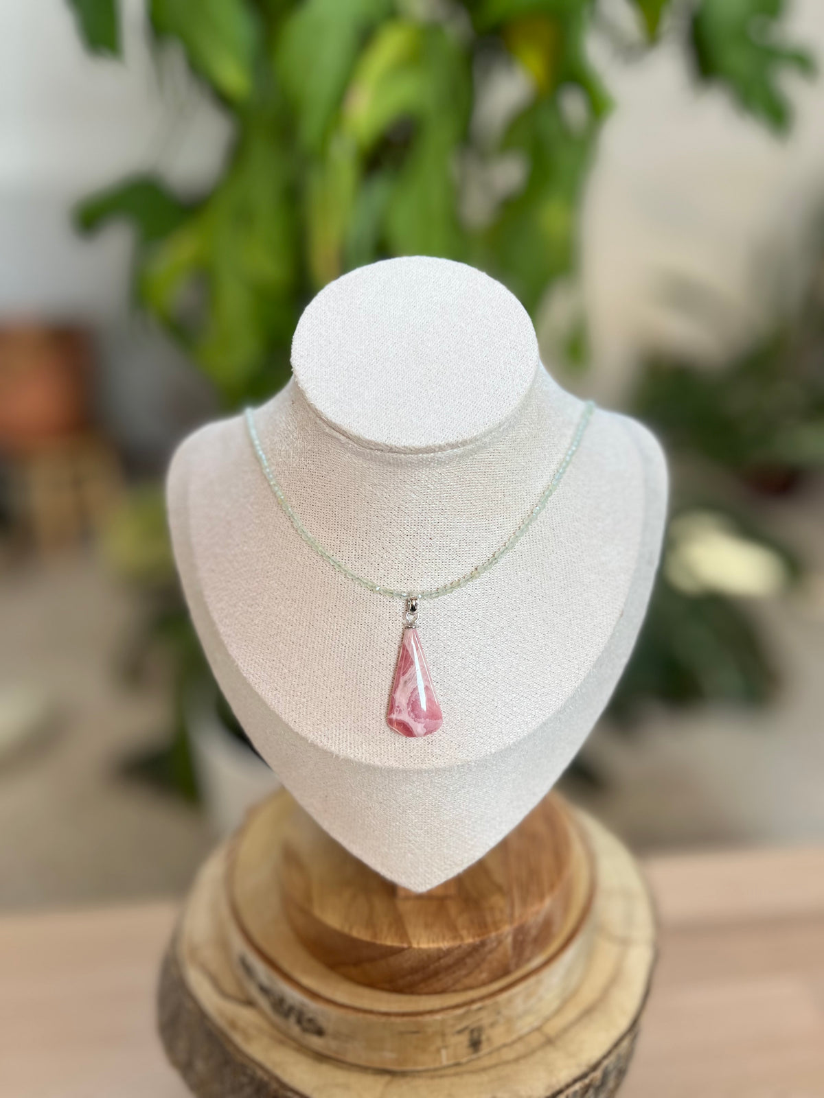 Prehnit Collier facettiert – Edelstein Kette für Ruhe & innere Balance