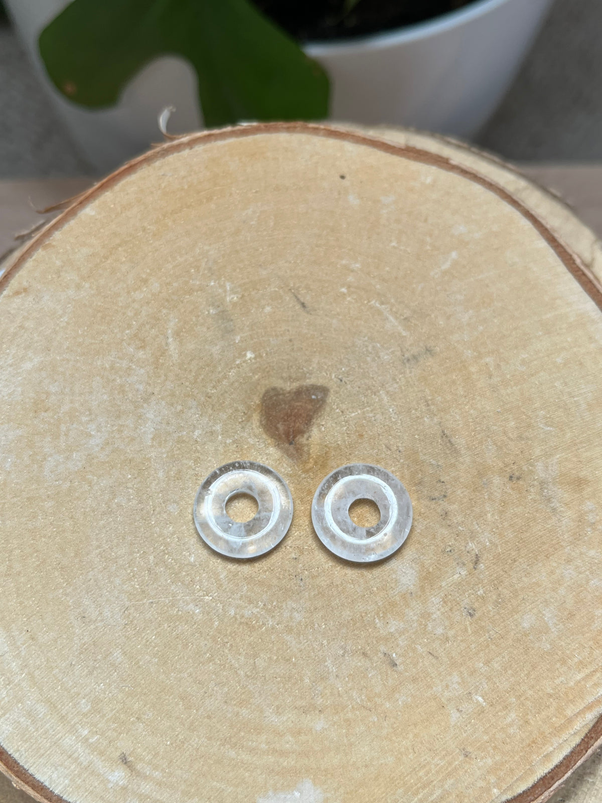 Bergkristall Donut 1,5 cm – Klarer Mini Edelstein Anhänger