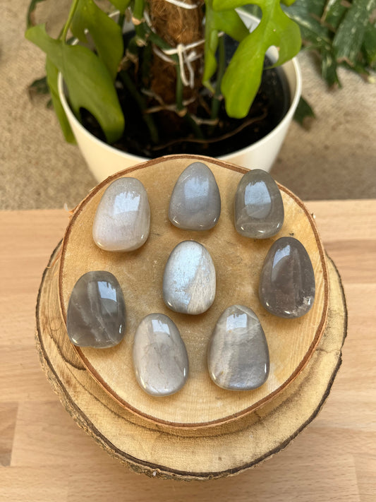 Grauer Mondstein Trommelstein gebohrt – Edelstein Anhänger für Intuition & Balance