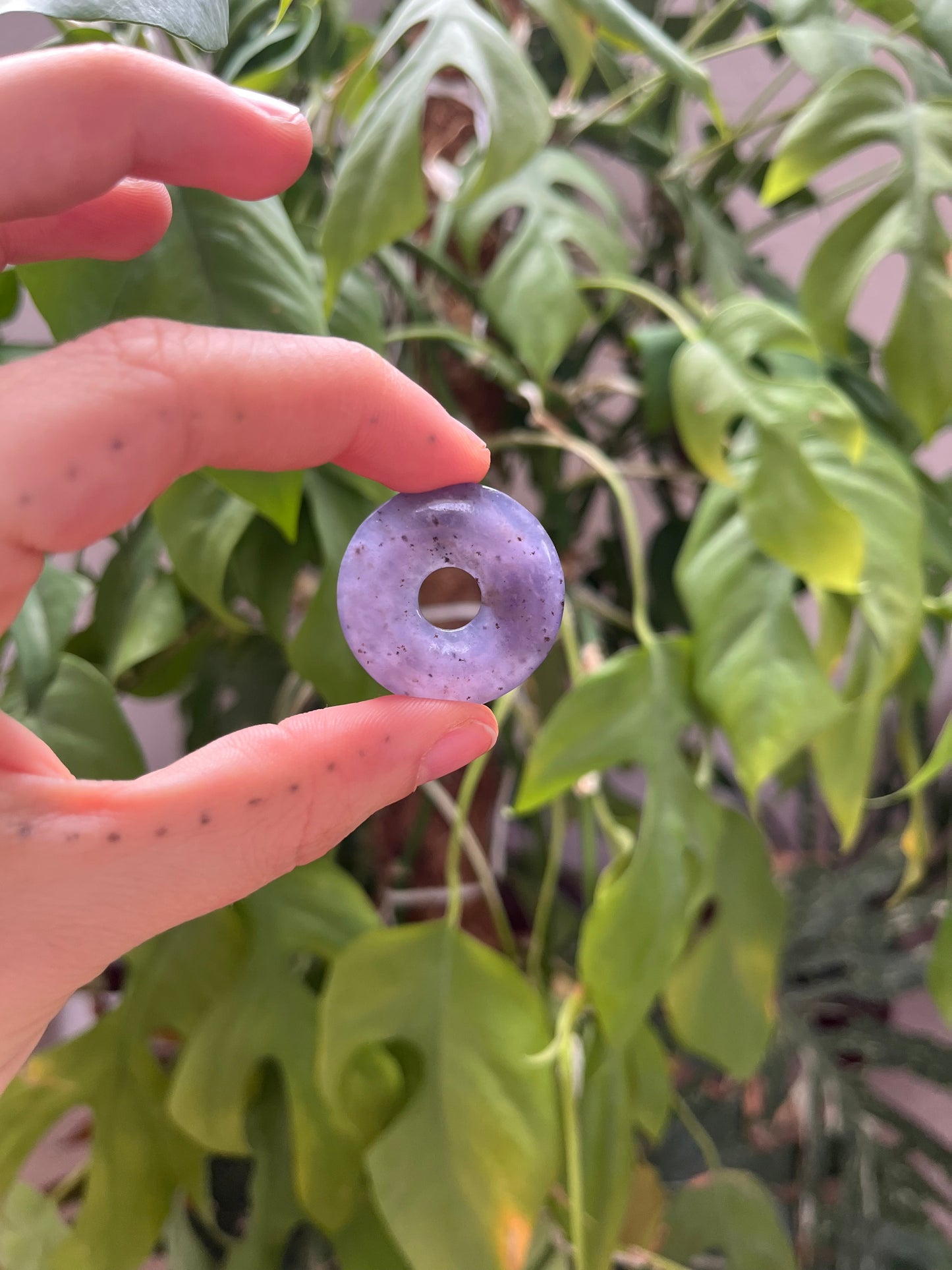 Lepidolith Donut 3 cm – Violetter Naturstein Anhänger mit sanftem Schimmer