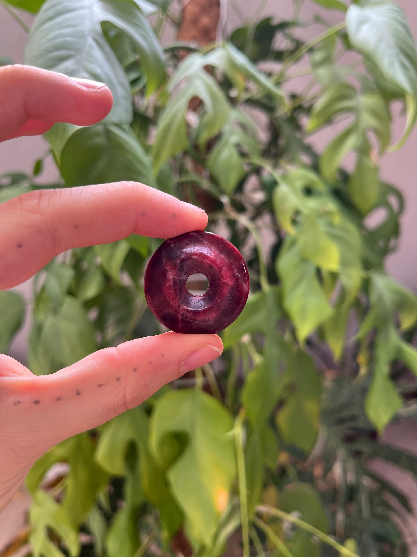 Thulit Donut 3 cm – Rosa Naturstein Anhänger mit harmonischer Ausstrahlung