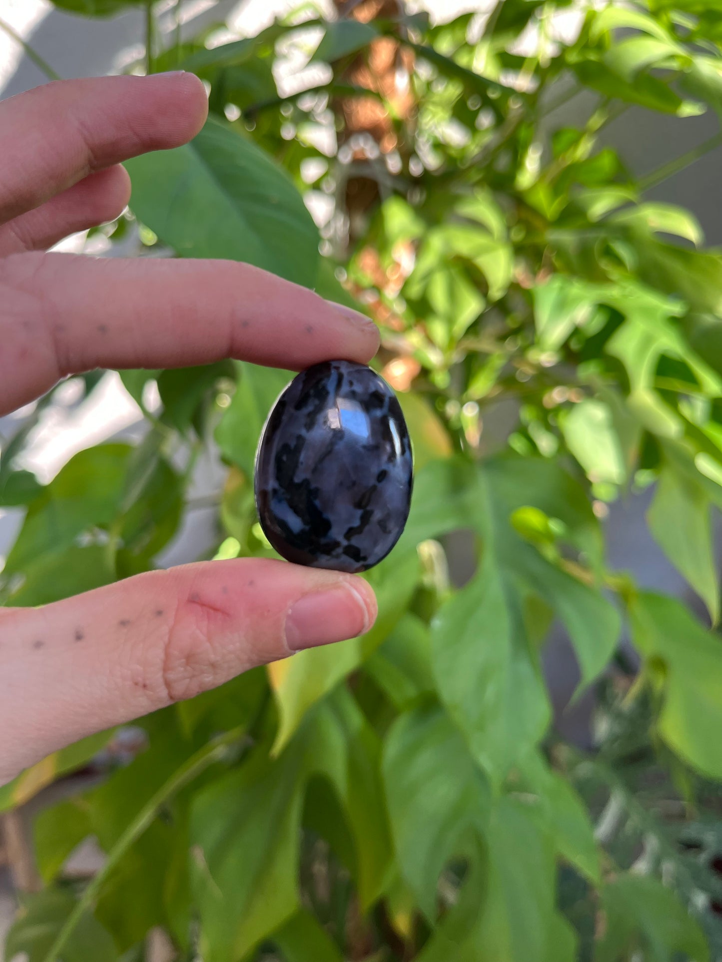 Gabbro Trommelstein gebohrt – Tiefe & Erdung