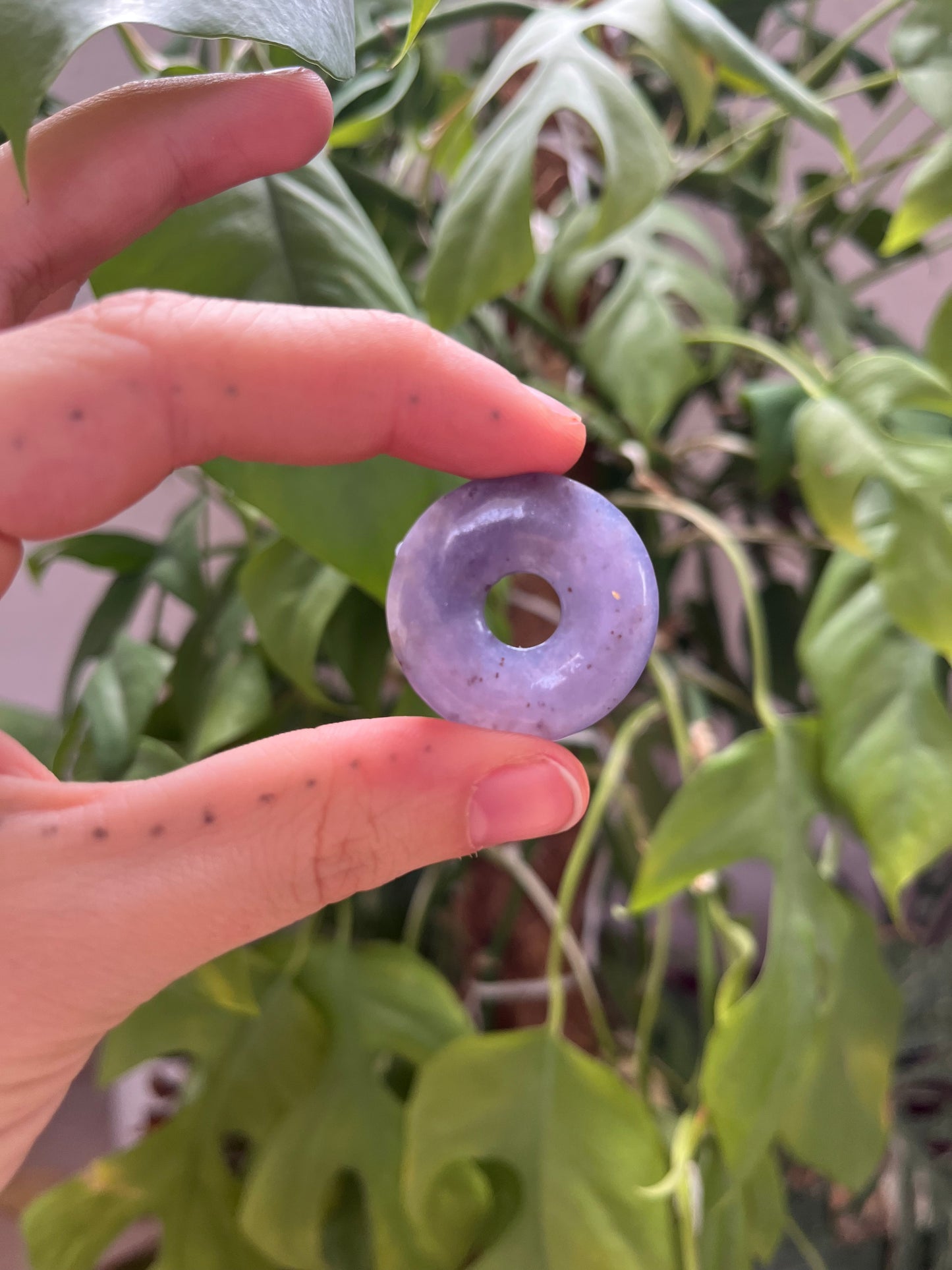 Lepidolith Donut 3 cm – Violetter Naturstein Anhänger mit sanftem Schimmer