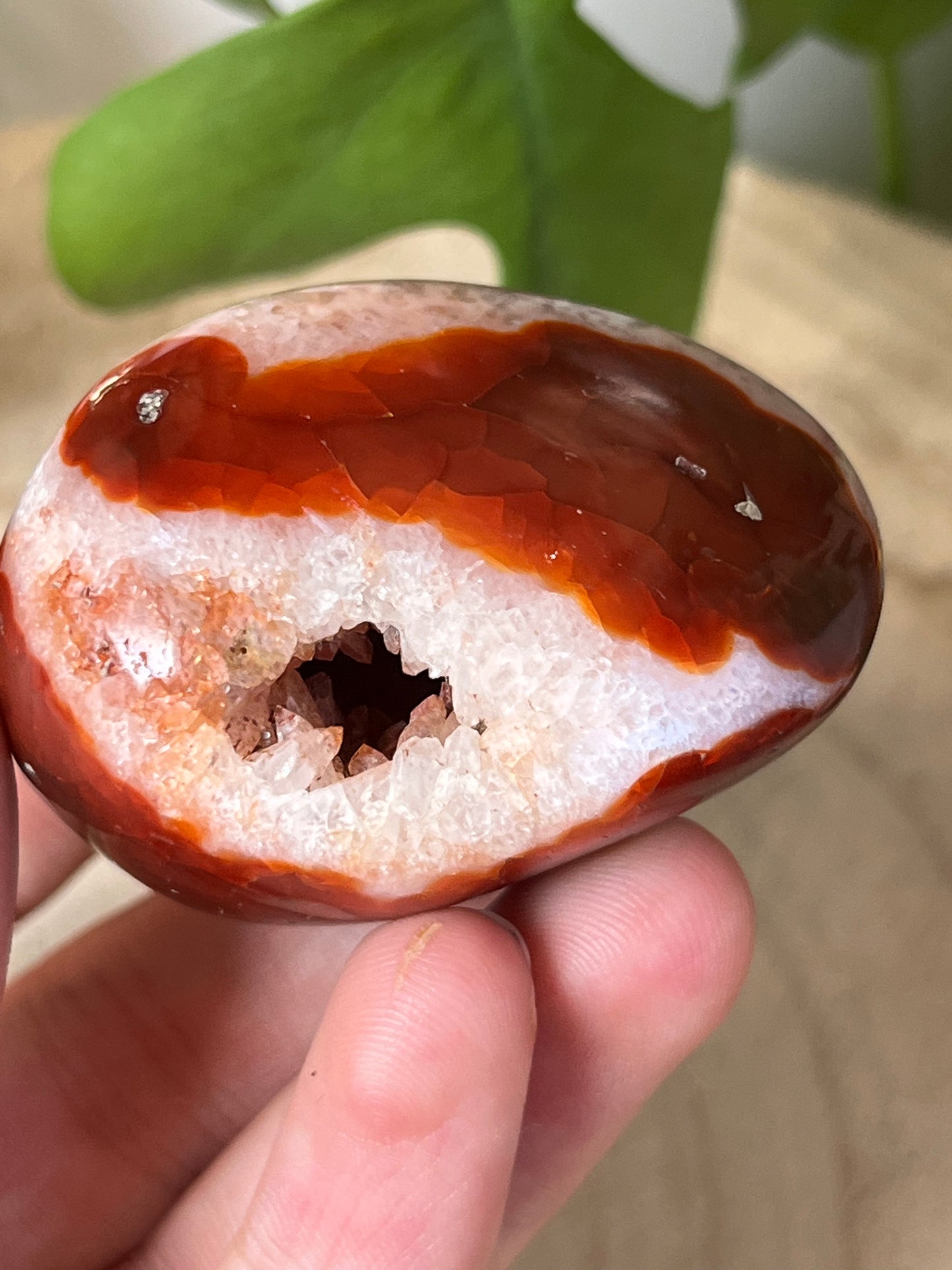 Großer Karneol Trommelstein mit natürlicher Geode