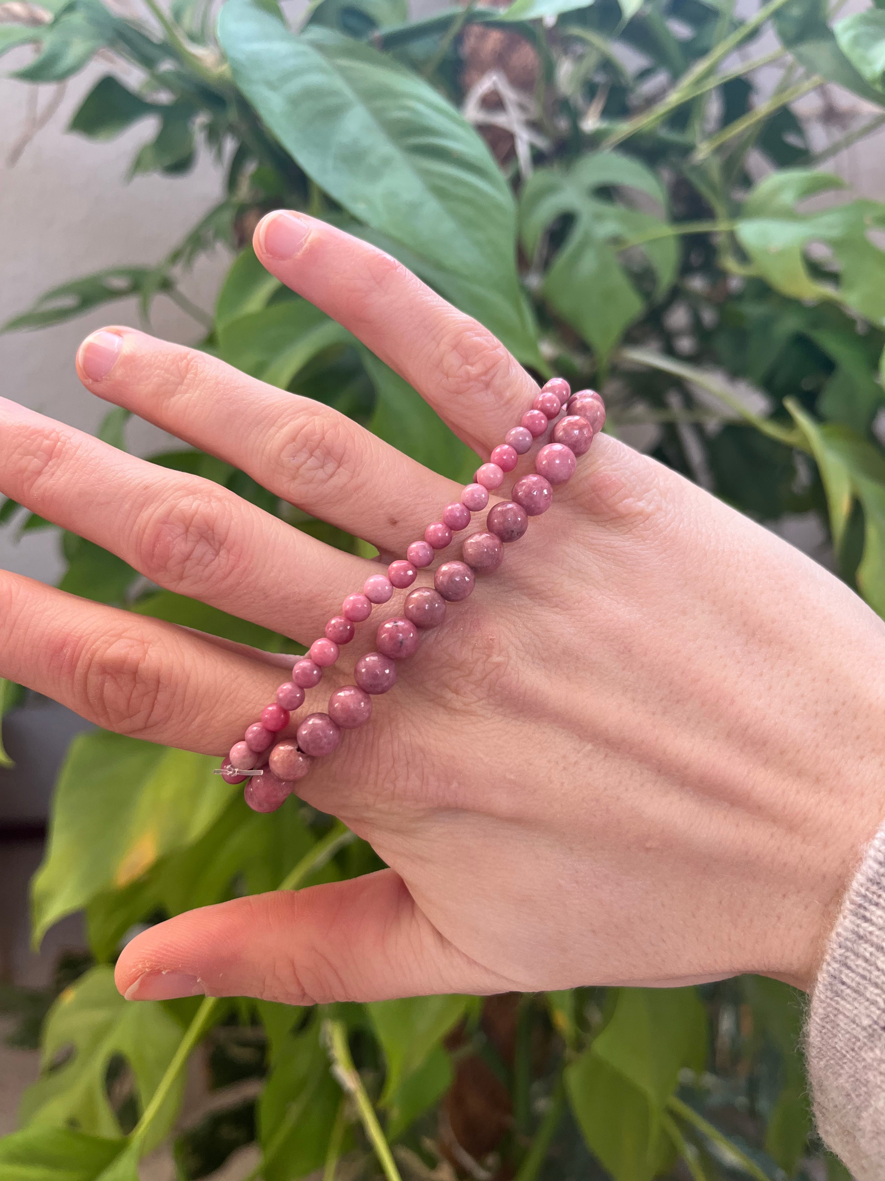 Rhodonit Kugelarmband 4& 6 mm – Edelstein Schmuck für Mitgefühl & Balance