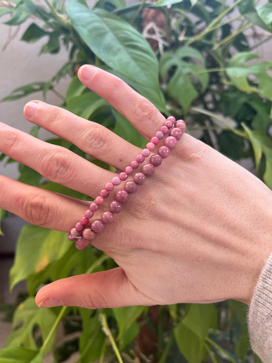 Rhodonit Kugelarmband 4& 6 mm – Edelstein Schmuck für Mitgefühl & Balance