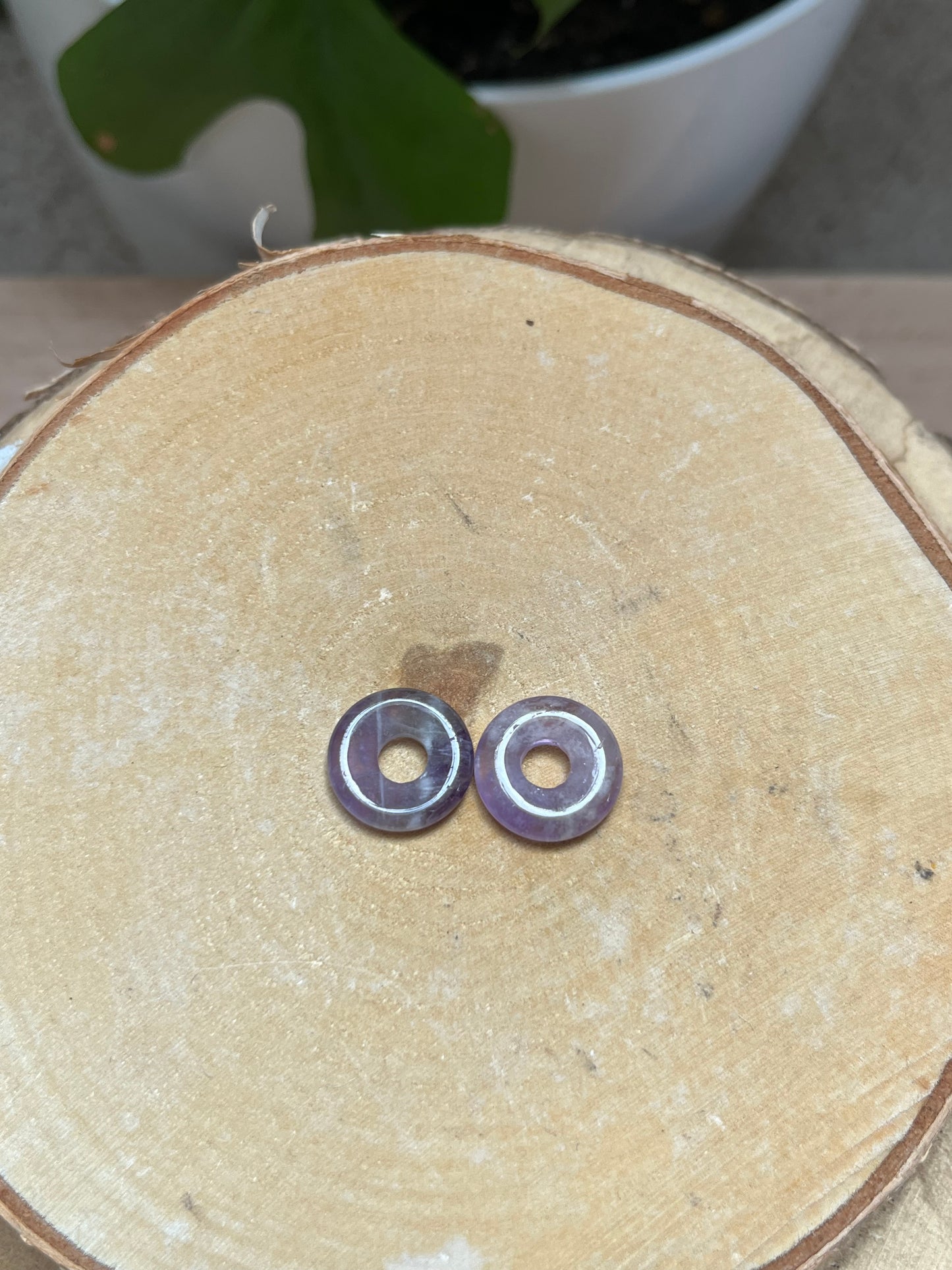 Amethyst Donut 1,5 cm – Mini Edelstein Anhänger in Violett