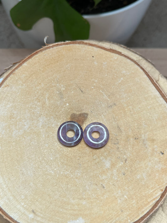 Amethyst Donut 1,5 cm – Mini Edelstein Anhänger in Violett