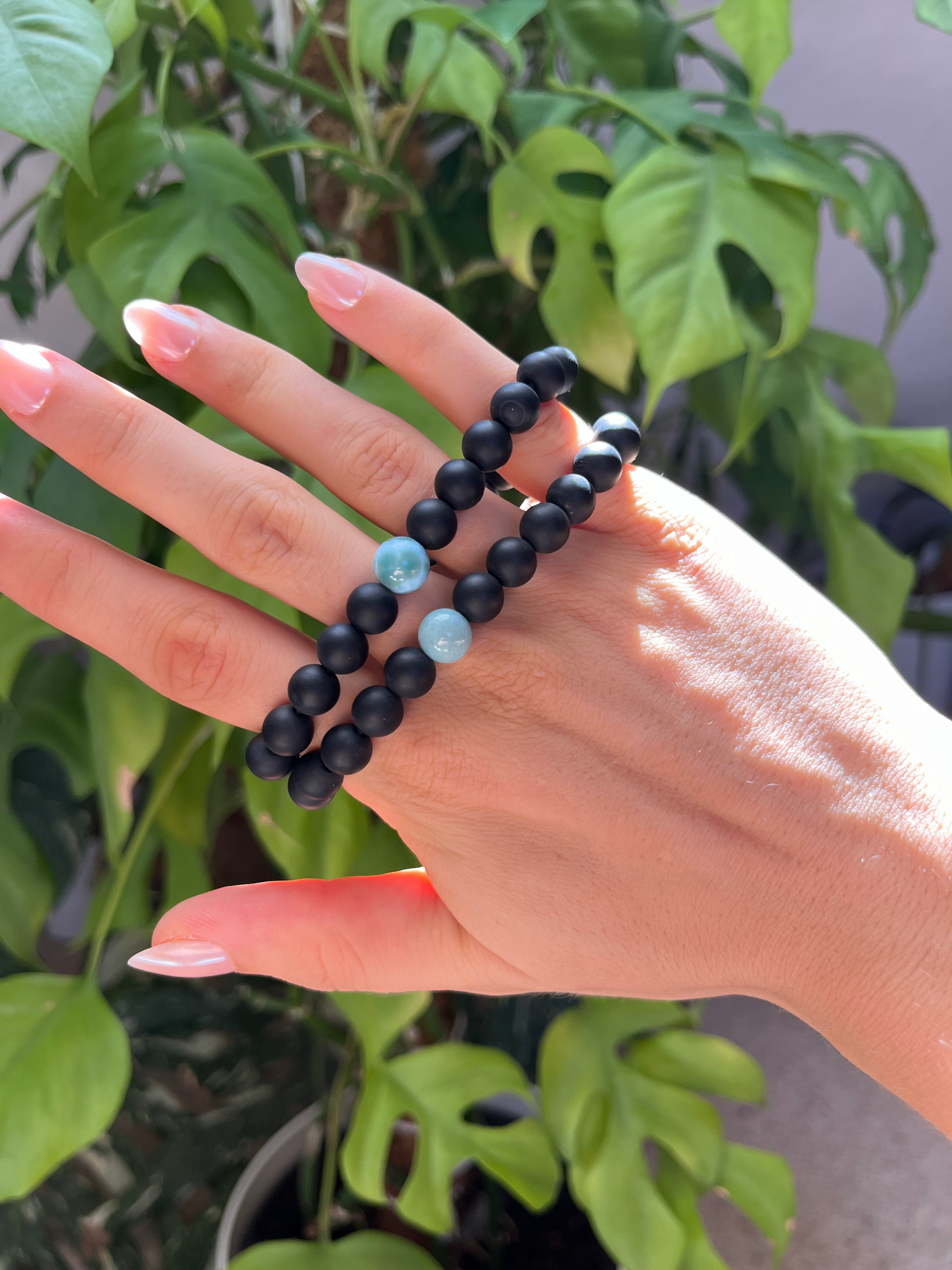 Onyx mattiert mit Larimar 8mm Kugelarmband
