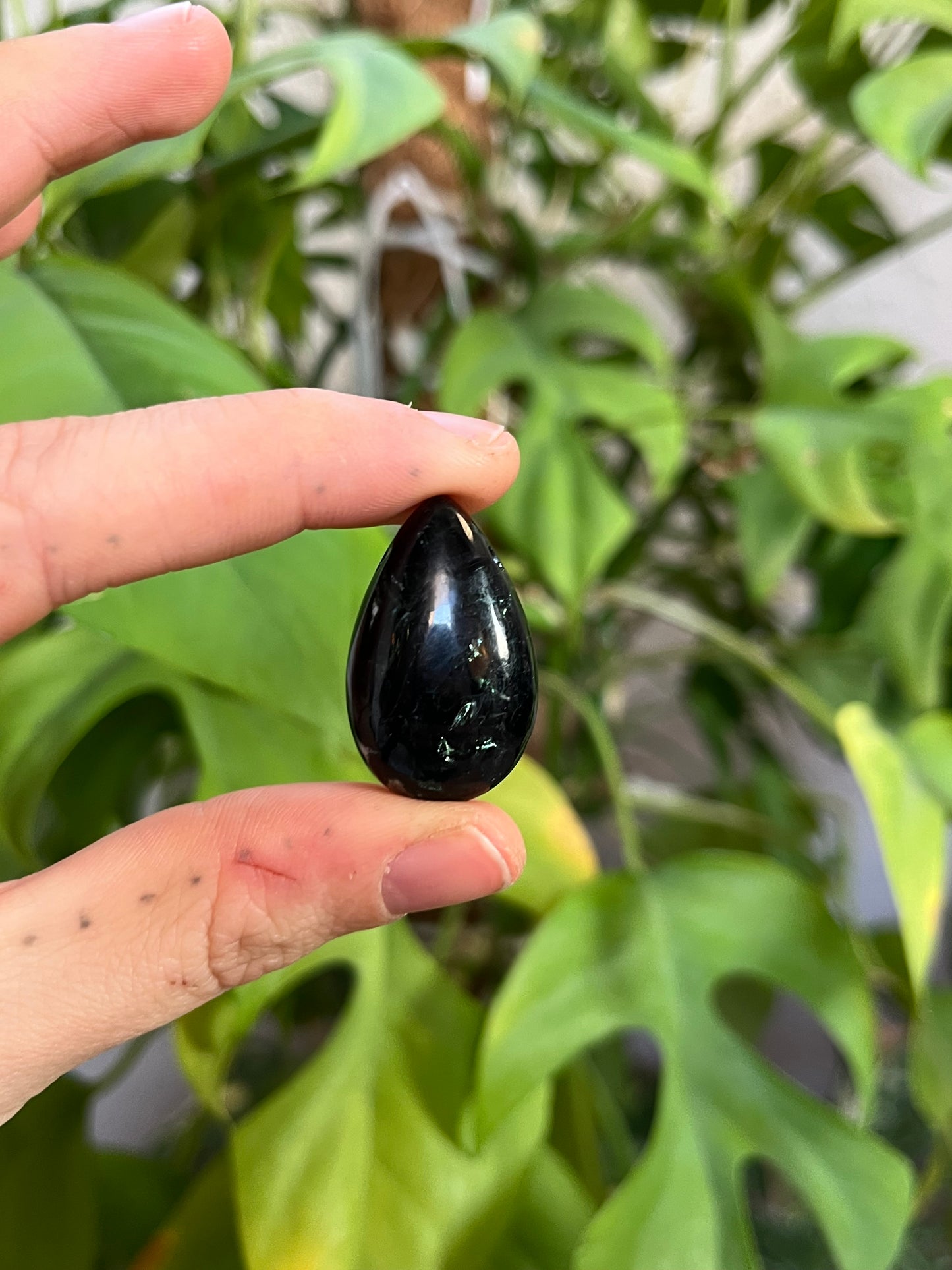 Muskovit (Mica) Trommelstein gebohrt – Leichtigkeit & Klarheit