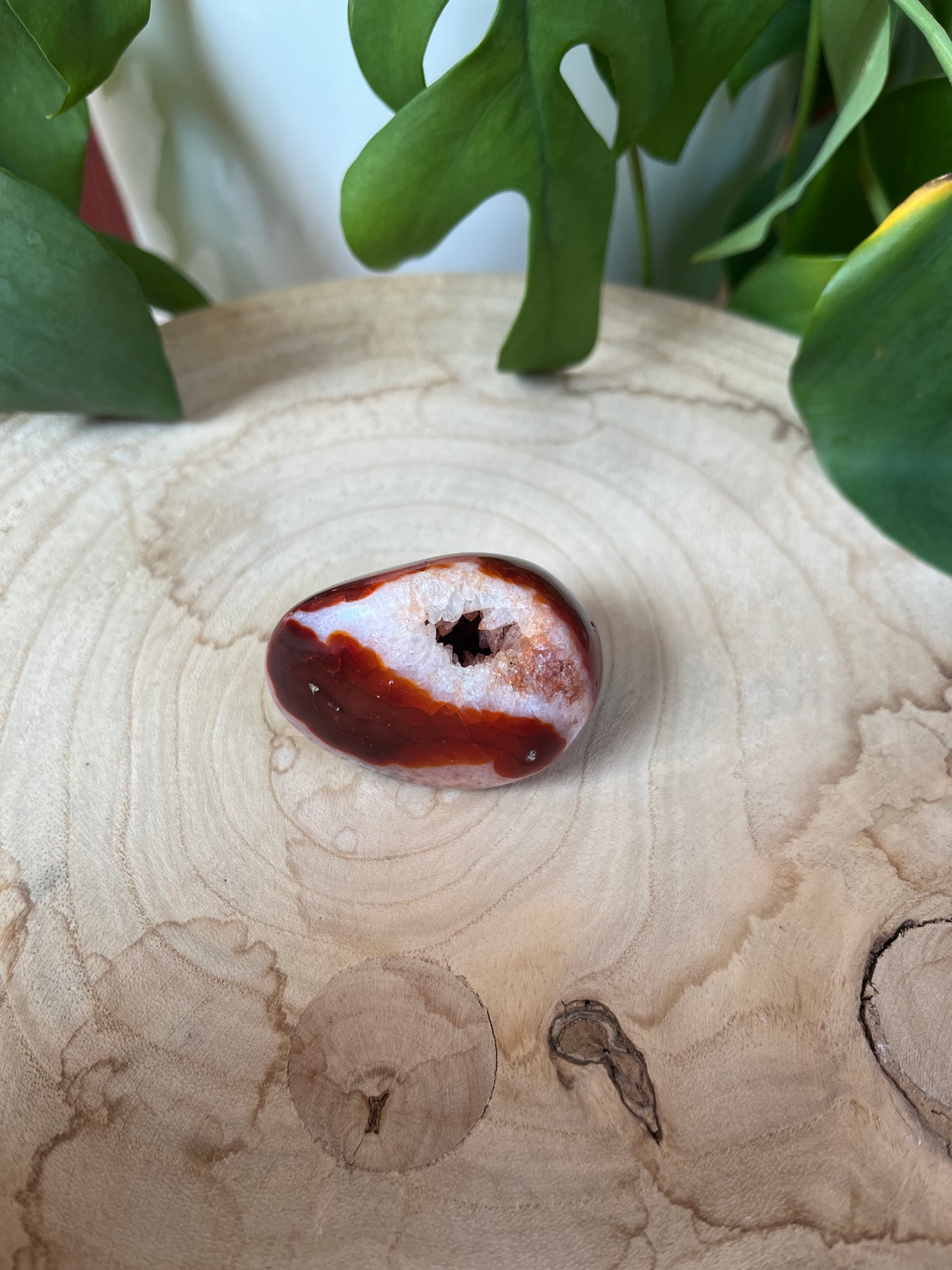 Großer Karneol Trommelstein mit natürlicher Geode