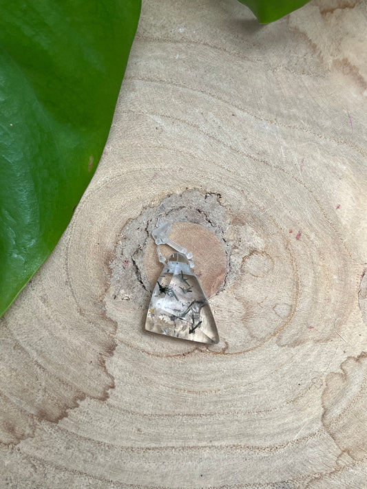 Gartenquarz Freeform dreieckig gebohrt – Inklusenquarz für Klarheit & Stabilität