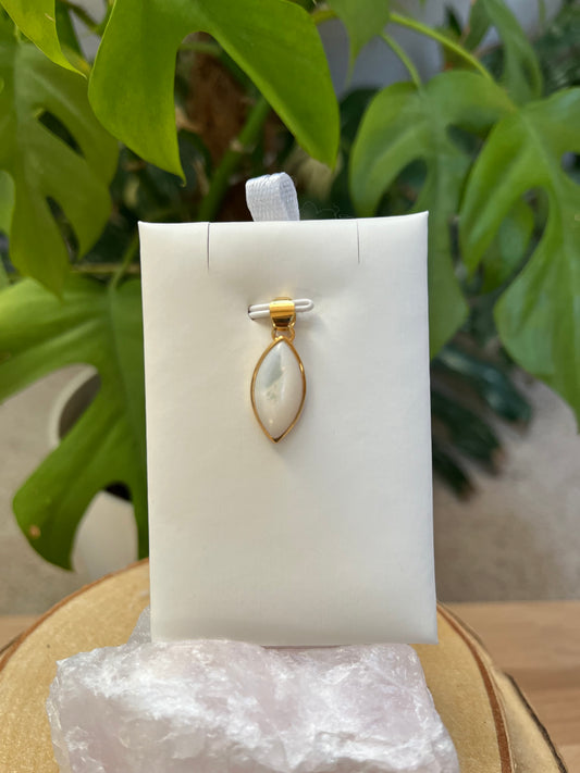 Perlmutt Anhänger Navette – Eleganz & Sanftheit | 925 Silber vergoldet