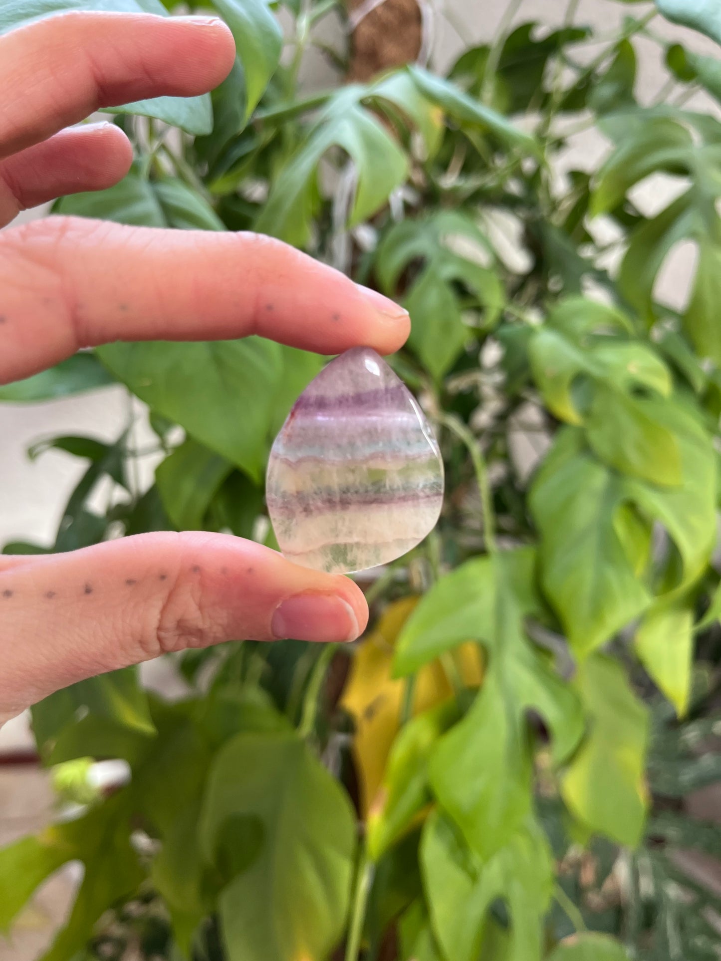 Mango Fluorit Trommelstein gebohrt – Leichtigkeit & Kreativität