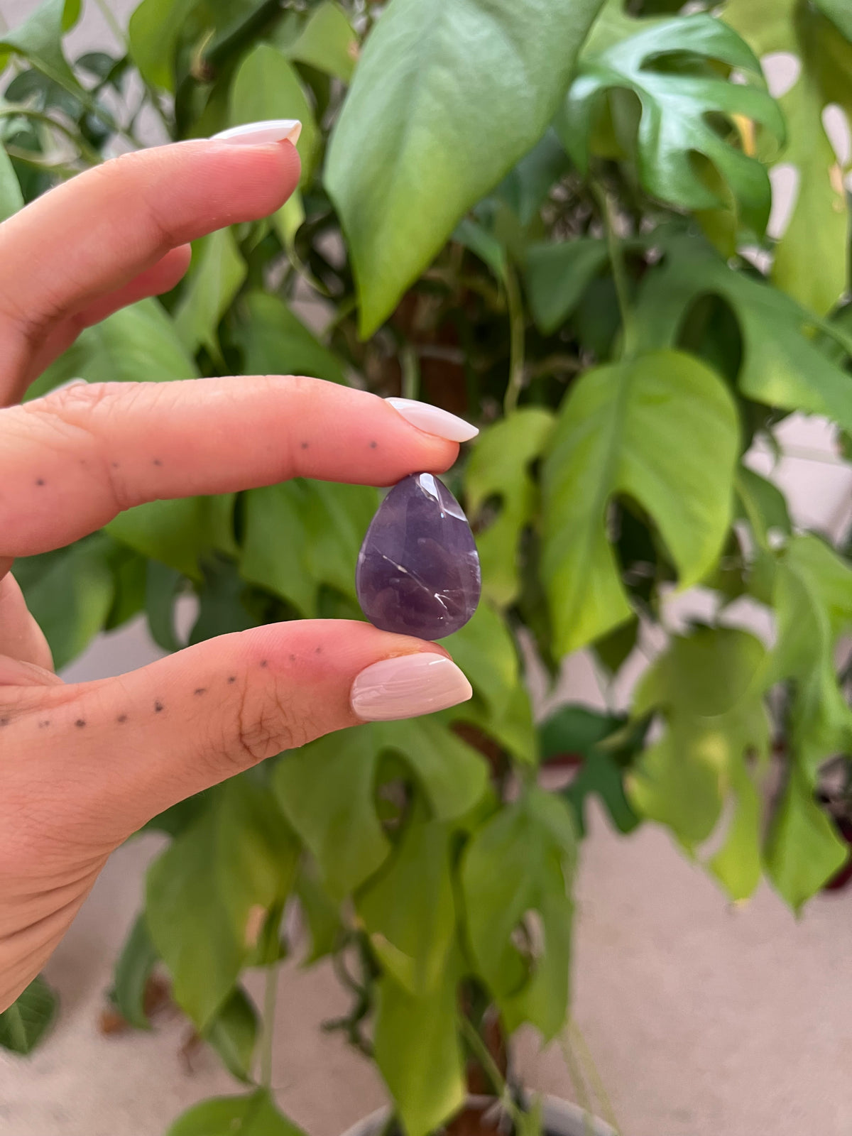 Lila Chalcedon Trommelstein gebohrt