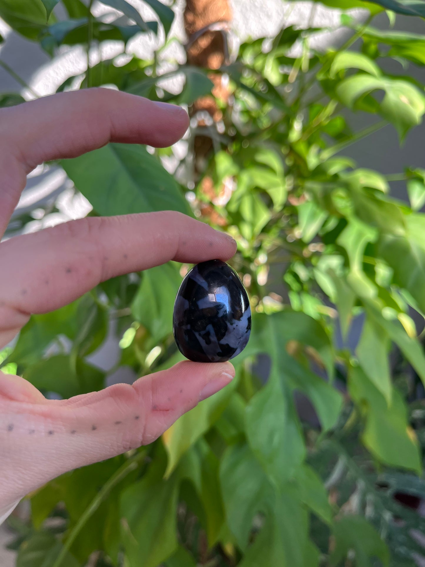 Gabbro Trommelstein gebohrt – Tiefe & Erdung