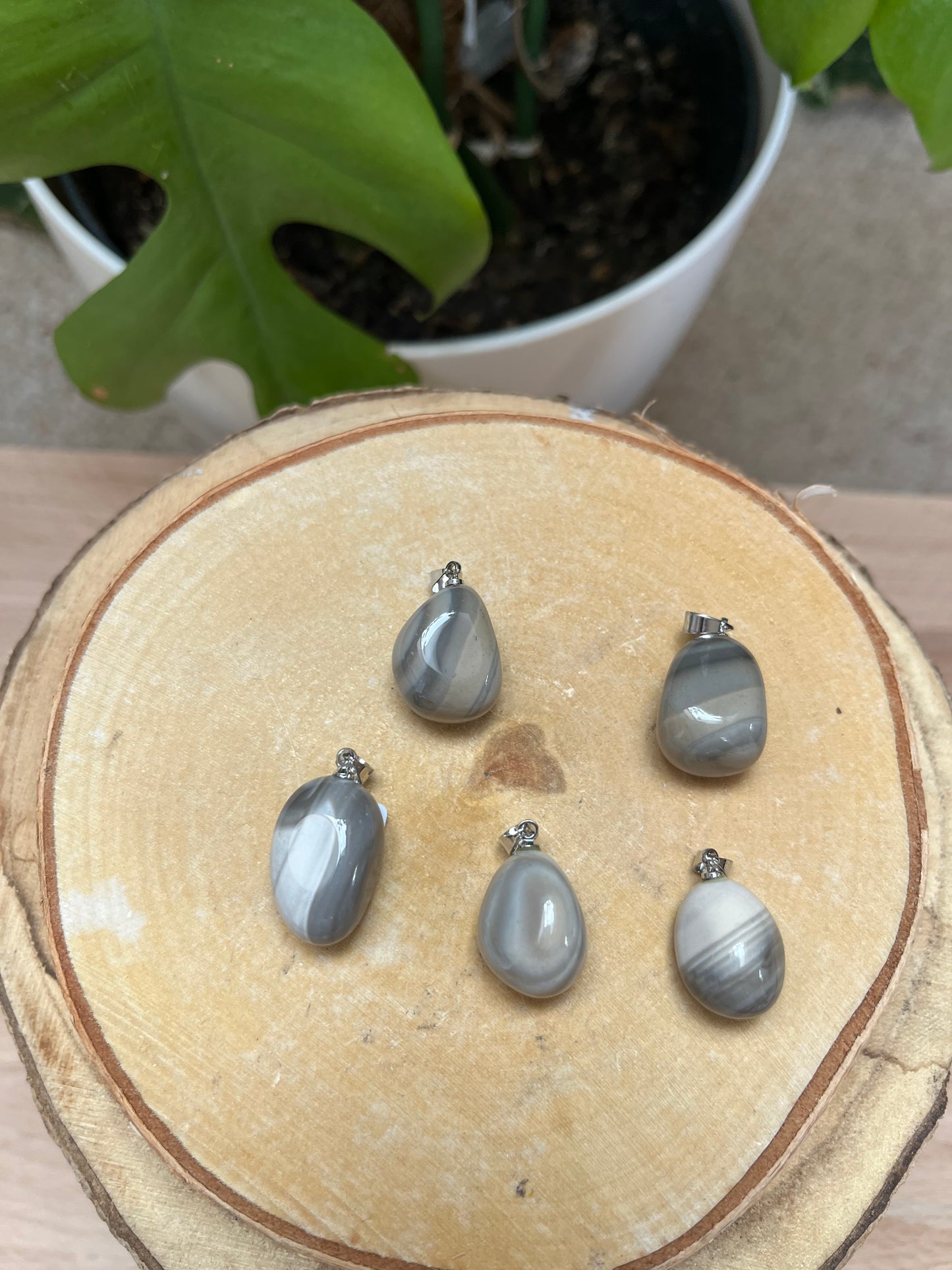 Flint Anhänger mit Stiftöse – Grauer Naturstein mit markanter Struktur