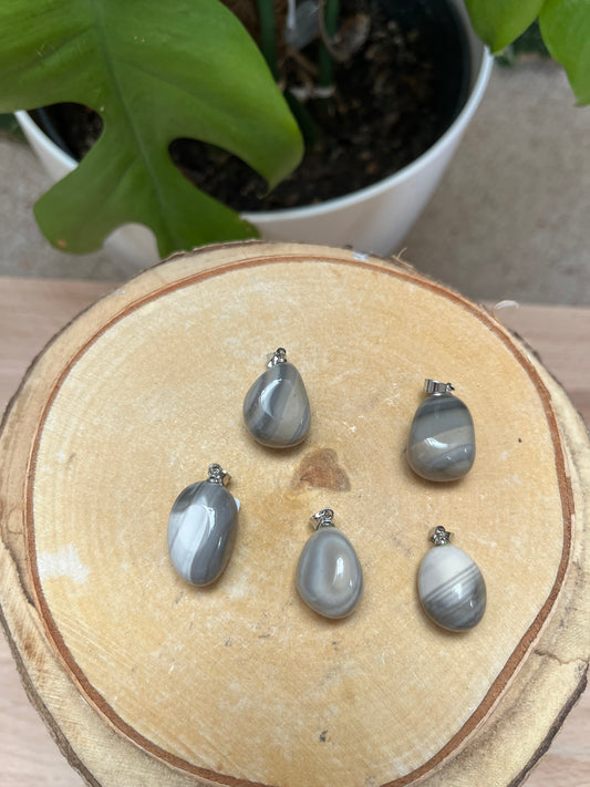 Flint Anhänger mit Stiftöse – Grauer Naturstein mit markanter Struktur