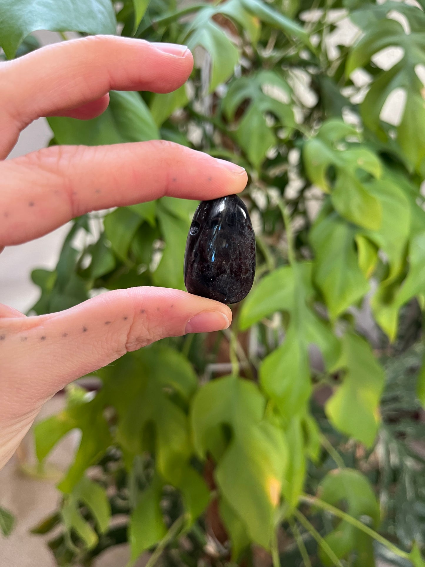 Astrophyllit Trommelstein gebohrt – Ausdruck & Tiefe