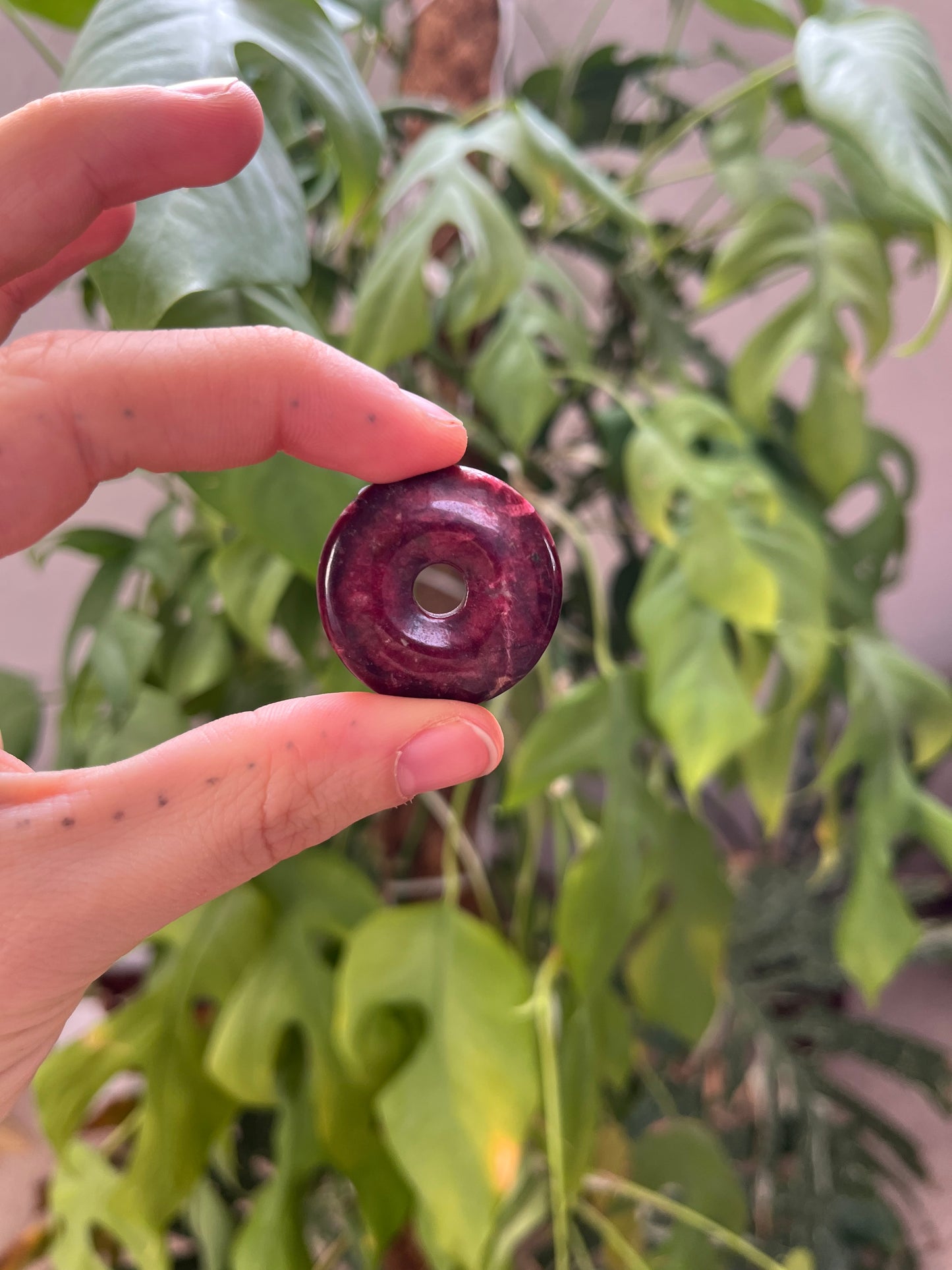 Thulit Donut 3 cm – Rosa Naturstein Anhänger mit harmonischer Ausstrahlung