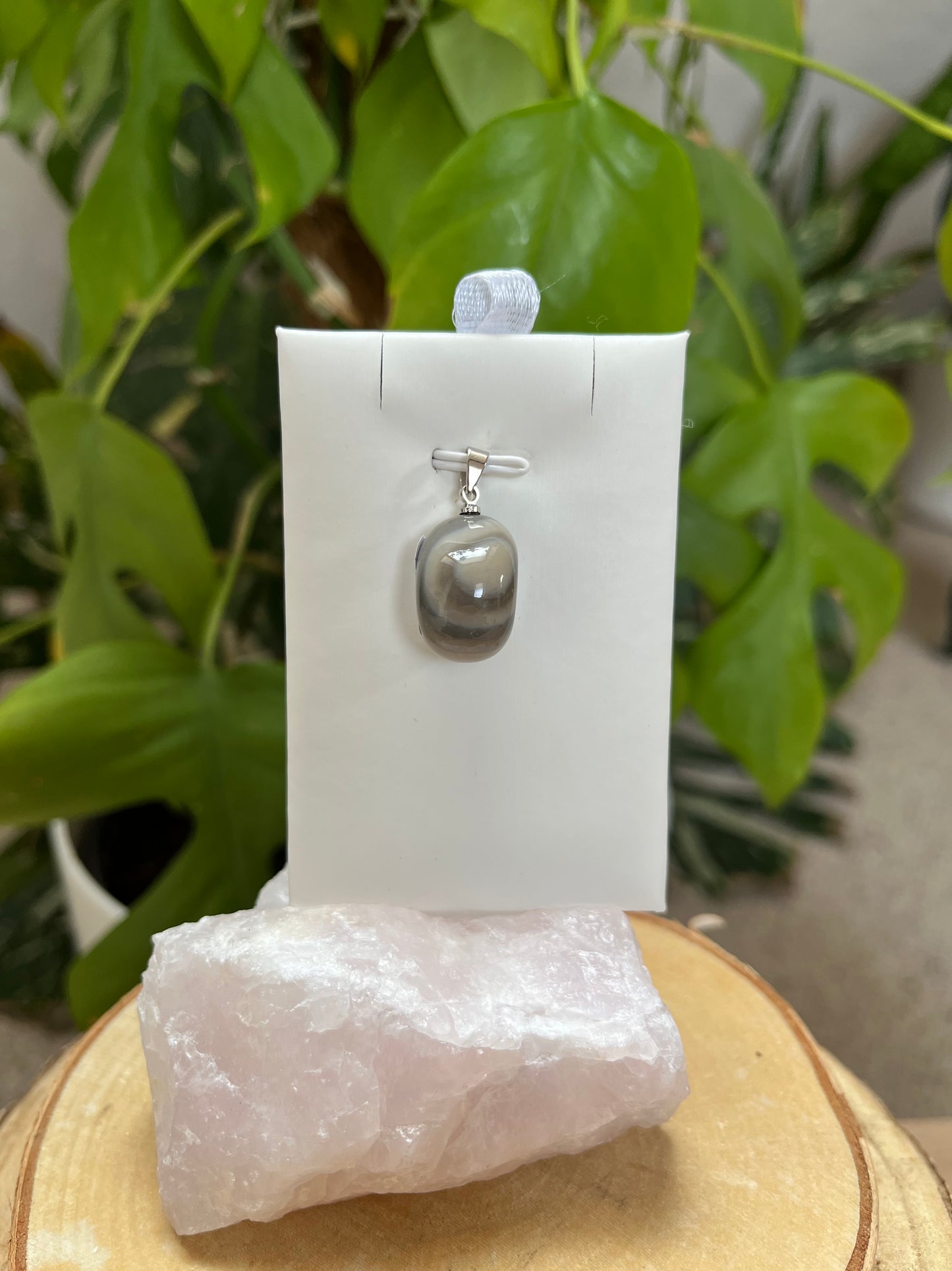 Flint Anhänger mit Stiftöse – Grauer Naturstein mit markanter Struktur