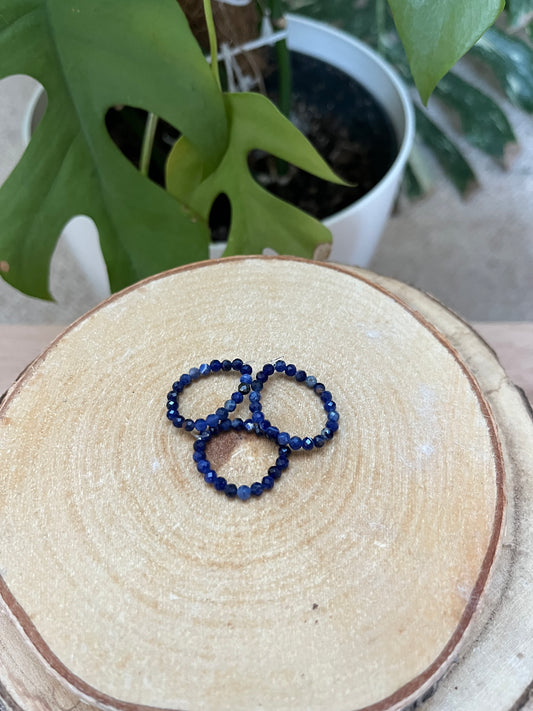 Sodalith A Qualität Facettiertt Ring elastisch - 3mm Kugeln