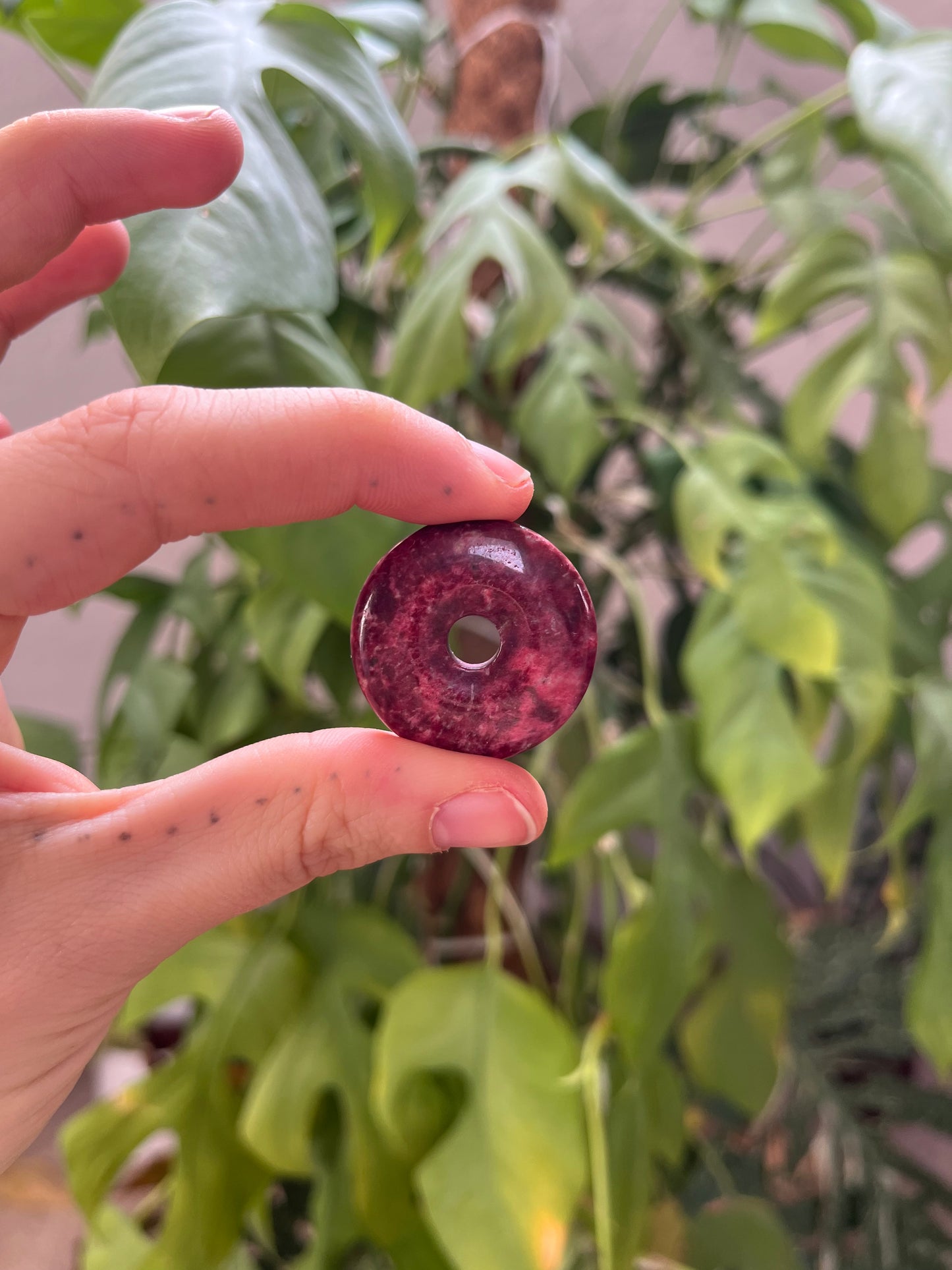 Thulit Donut 3 cm – Rosa Naturstein Anhänger mit harmonischer Ausstrahlung