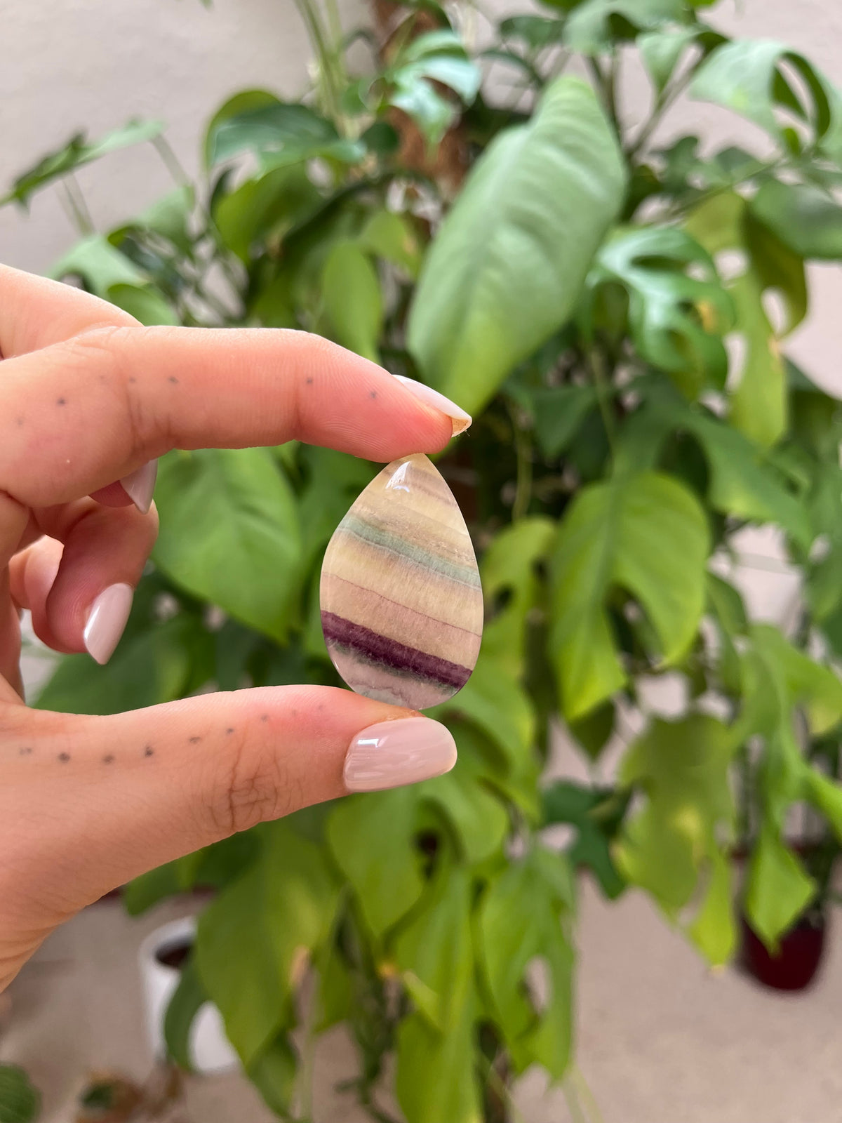 Mango Fluorit Trommelstein gebohrt – Leichtigkeit & Kreativität
