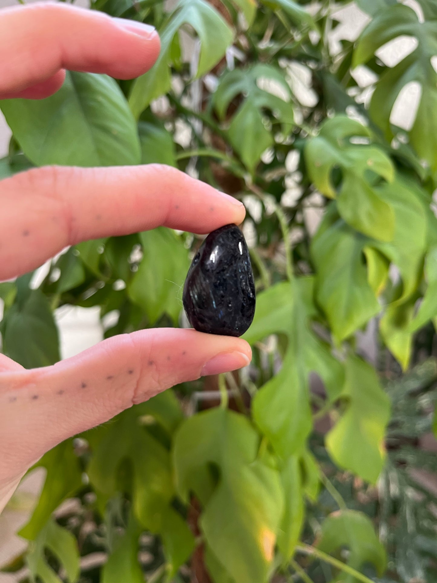 Astrophyllit Trommelstein gebohrt – Ausdruck & Tiefe