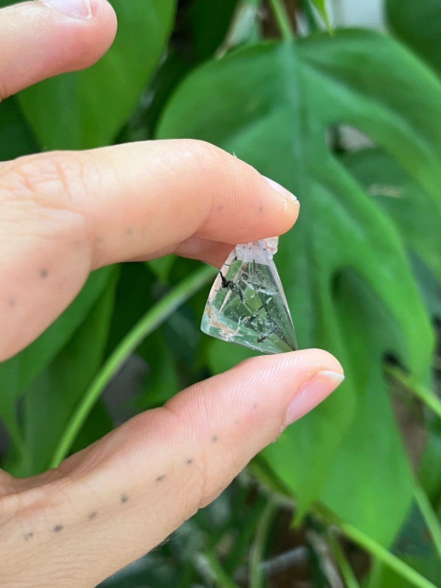 Gartenquarz Freeform dreieckig gebohrt – Inklusenquarz für Klarheit & Stabilität