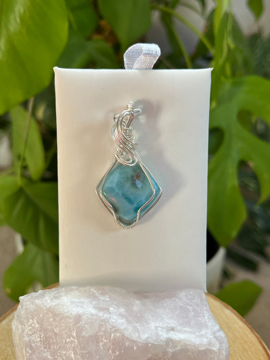 Viereckiger Larimar Unikat-Anhänger – handgemacht in 925er Silberdraht