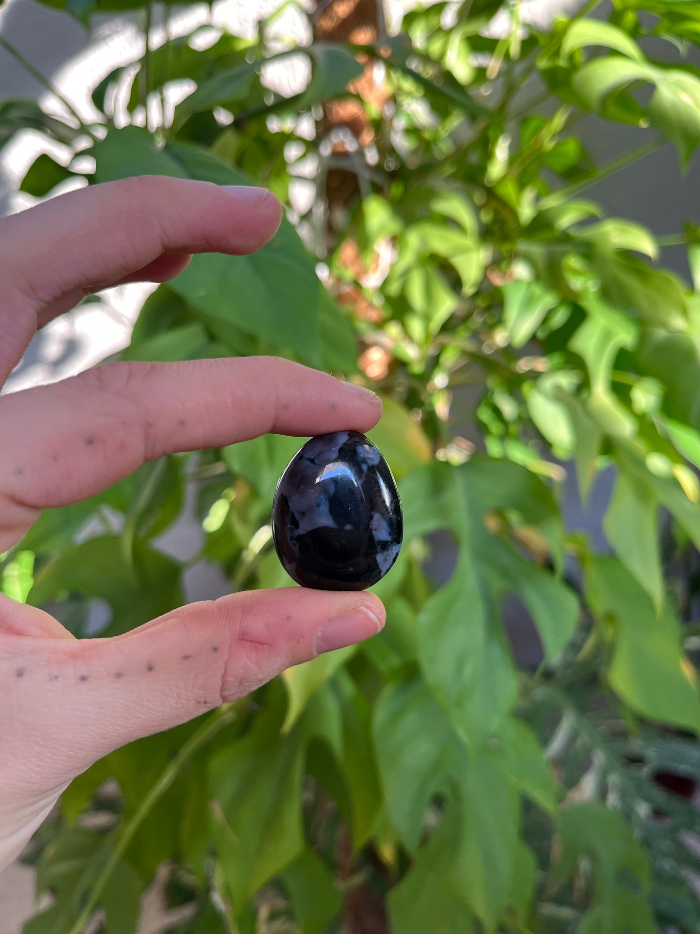 Gabbro Trommelstein gebohrt – Tiefe & Erdung