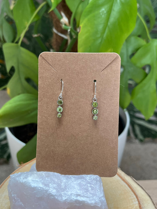 Peridot Ohrringe facettiert 925 Silber platinbeschichtet – Leuchtend Grüner Edelsteinschmuck