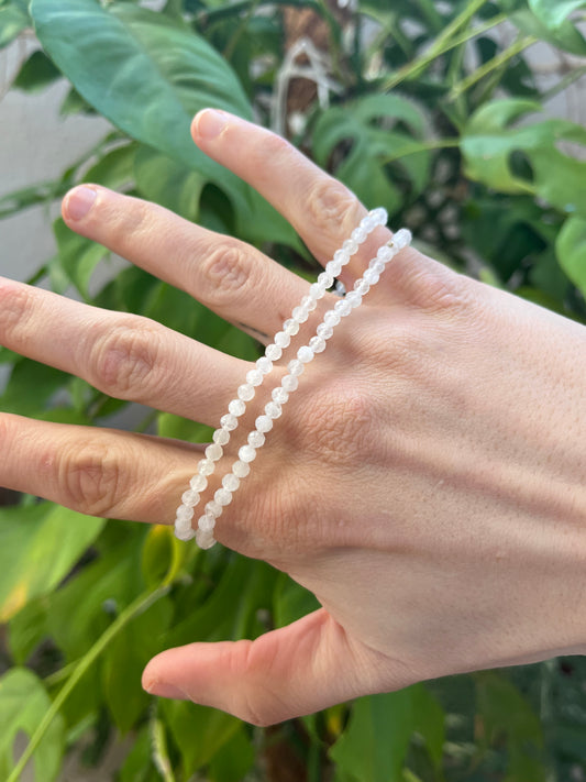 Weißer Labradorit Armband facettiert 3 mm – Leichtigkeit & Klarheit