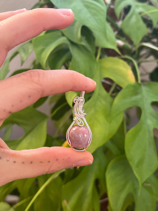 Rhodonit Kugel Kettenanhänger – handgefasst | 925 Sterling Silber Draht