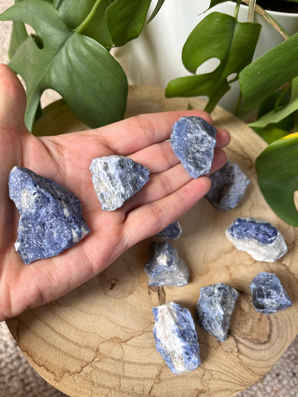 Sodalith Rohsteine – naturbelassene Edelsteine für Klarheit & Ruhe