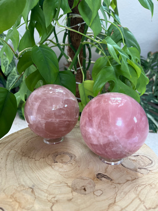 Rosenquarz Kugel 8,1 cm – Edelstein für Liebe & Harmonie