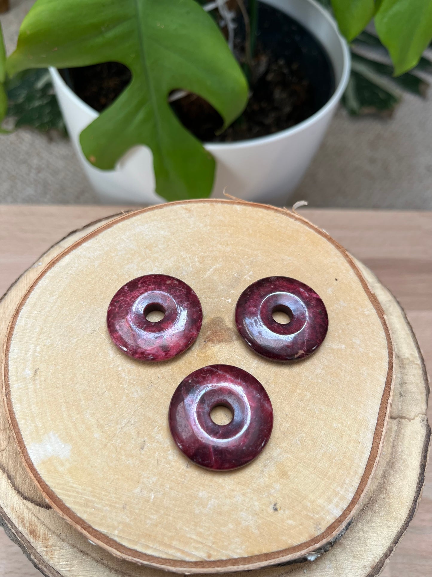 Thulit Donut 3 cm – Rosa Naturstein Anhänger mit harmonischer Ausstrahlung