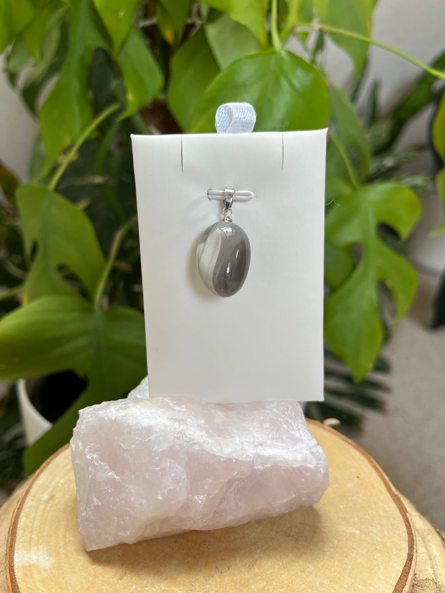 Flint Anhänger mit Stiftöse – Grauer Naturstein mit markanter Struktur