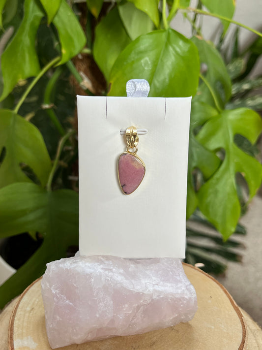 Rhodonit Anhänger 925 Silber vergoldet – Zarte Rosatöne & Herzenergie
