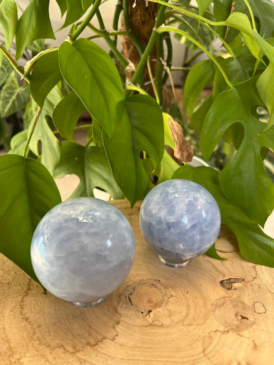Blaue Calcit Kugel 5,9 cm – Edelstein für Ruhe & Klarheit