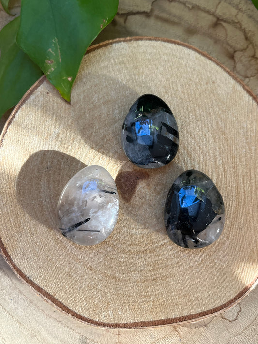 Turmalin in Quarz Trommelstein gebohrt – Schutz & Klarheit