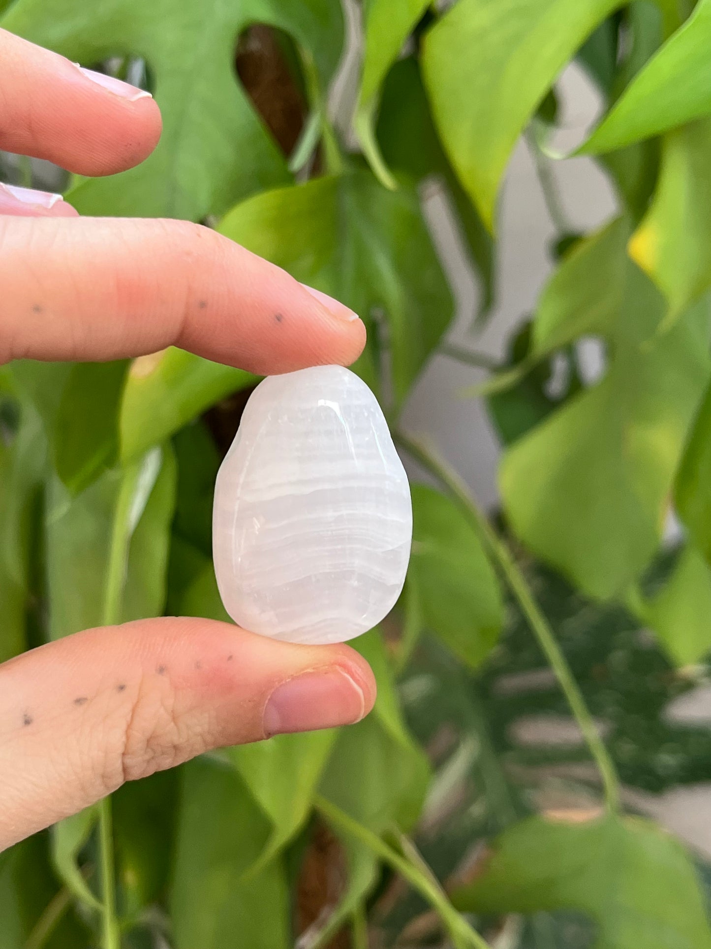 Pink Calcit gebohrter Trommelstein – Edelstein Anhänger für Selbstliebe & Herzchakra