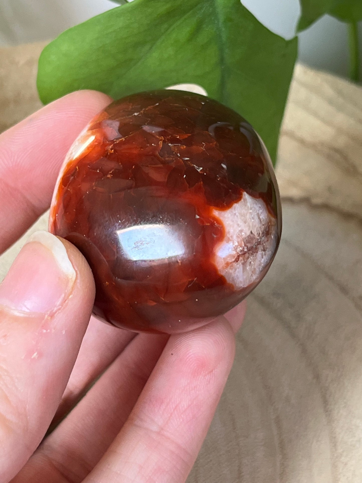 Großer Karneol Trommelstein mit natürlicher Geode