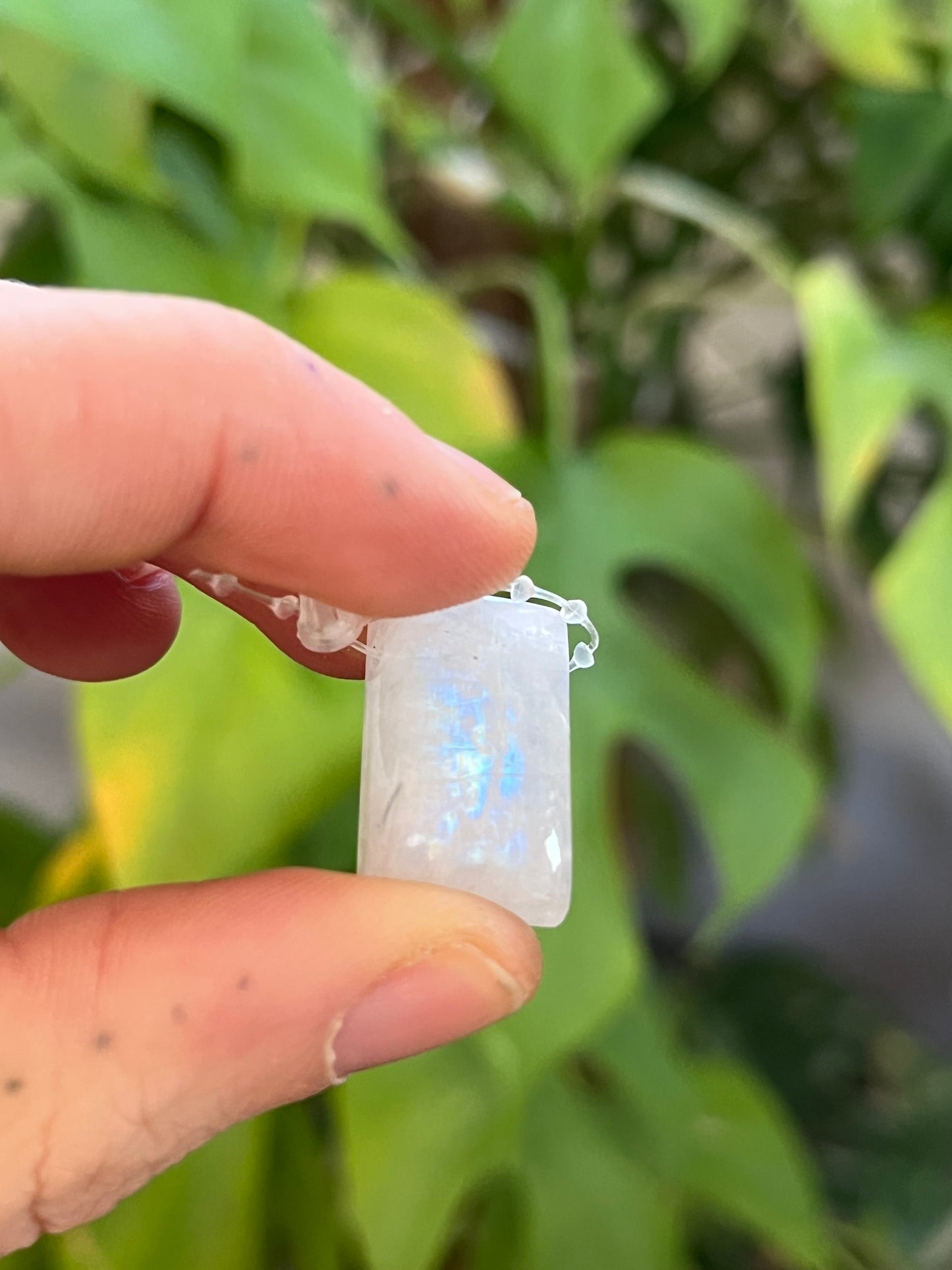 Weißer Labradorit (Regenbogen-Mondstein)  gebohrt  – Edelstein Anhänger für Intuition