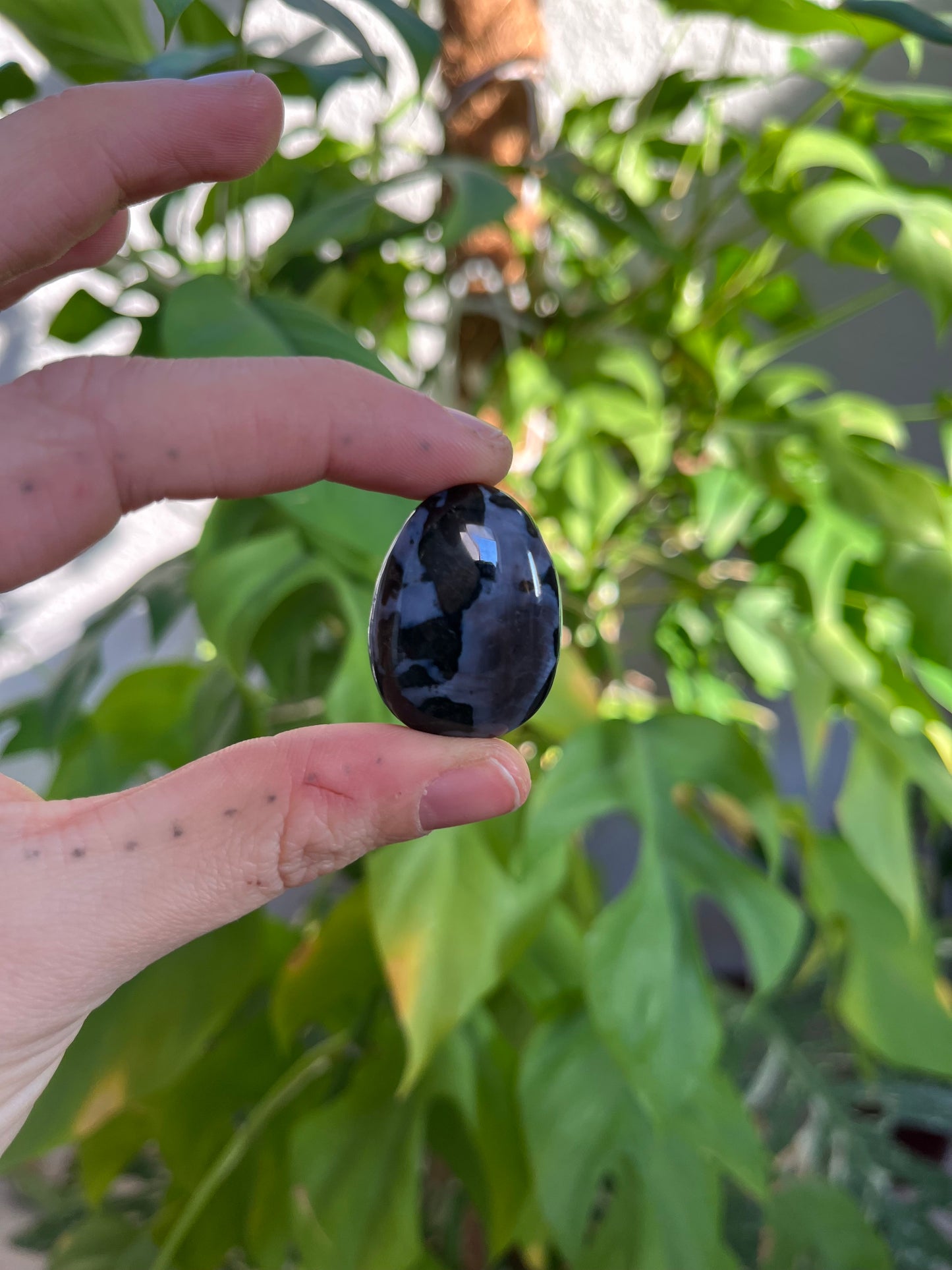 Gabbro Trommelstein gebohrt – Tiefe & Erdung