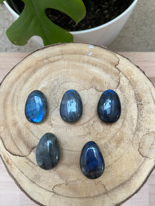 Labradorit Trommelstein gebohrt AA Qualität – Schimmer & Schutz