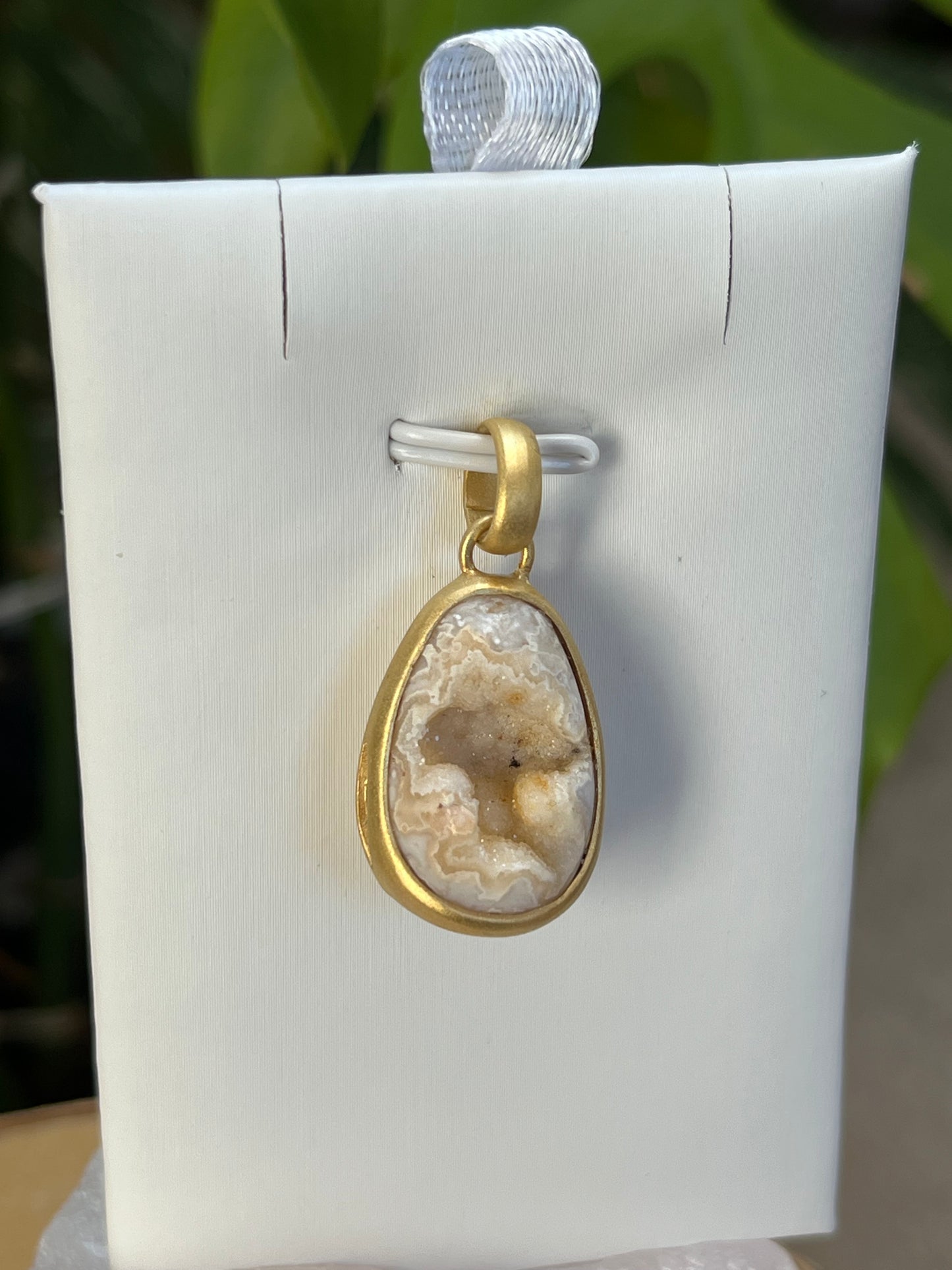 Achat Anhänger mit Kristallkammer 925 Silber vergoldet mattiert – Edelstein Unikat